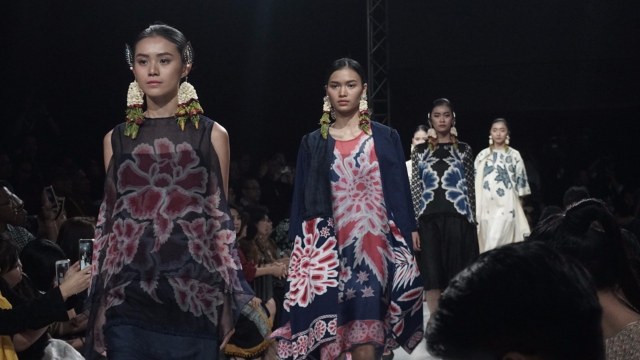 Iwan Tirta di Plaza Indonesia ss18. (Foto: Garin Gustavian Irawan/kumparan)