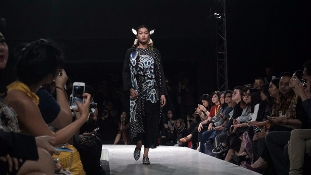 Iwan Tirta di Plaza Indonesia ss18. (Foto: Garin Gustavian Irawan/kumparan)