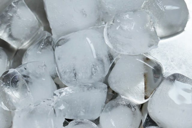 Kenapa Anak Suka Mengunyah Es Batu? Foto: Pixabay
