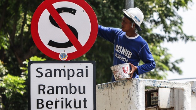 Perawatan rambu lalu lintas Foto: ANTARA FOTO/ Rivan Awal Lingga