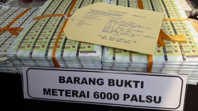 Barang bukti kasus pembuatan materai palsu Foto: Fadjar Hadi/kumparan