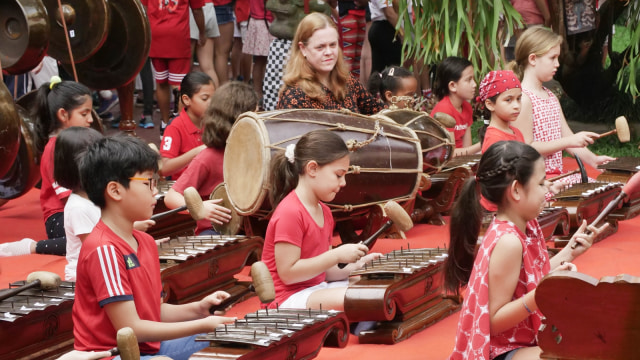 Pembukaan dengan gamelan. (Foto: dok. JIS Elementary School)