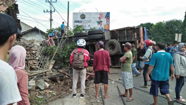 Truk Tabrak L300 dan Sepeda Motor, 6 Orang Tewas