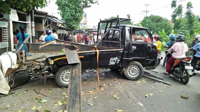 Truk Tabrak L300 dan Sepeda Motor, 6 Orang Tewas (1)