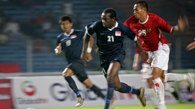 Striker Singapura, Agu Casmir. (Foto: Ahmad Zamroni/AFP)