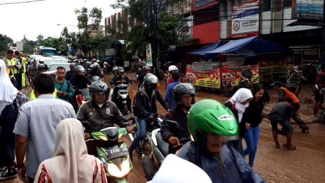 Kemacetan akibat banjir di Cicaheum Bandung. (Foto: Iqbal Tawakkal/kumparan)