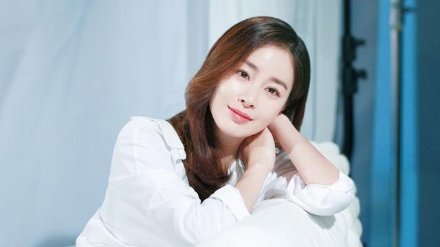 Kim Tae Hee Unggah Selfie untuk Pertama Kalinya Setelah Melahirkan! 