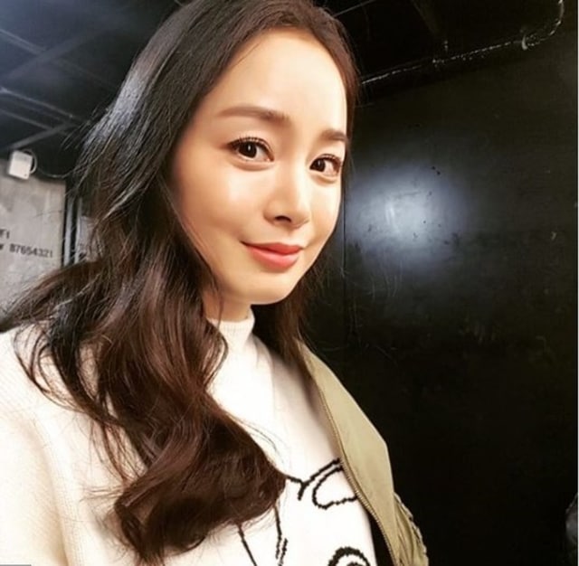 Kim Tae Hee Unggah Selfie untuk Pertama Kalinya Setelah Melahirkan!  (1)