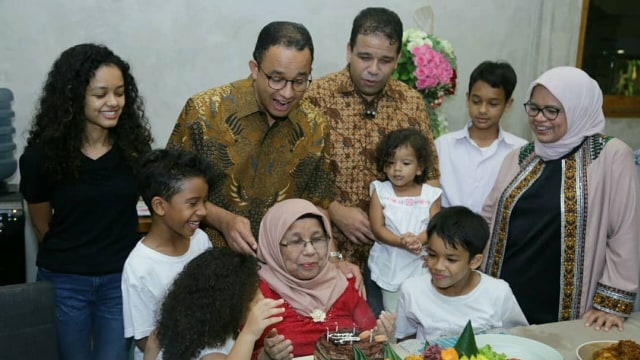 Anies Baswedan rayakan ulang tahun ibunda (Foto: Instagram @aniesbaswedan)