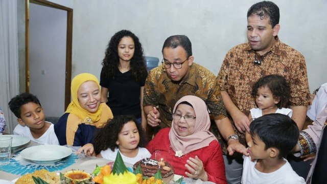 Anies Baswedan rayakan ulang tahun ibunda (Foto: Instagram @aniesbaswedan)