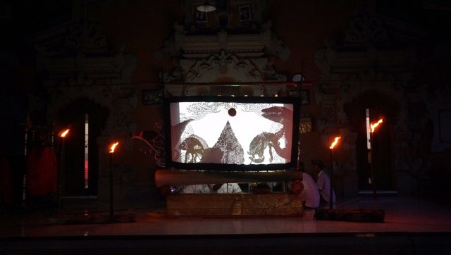 Pementasan Wayang Samudera di Balai Desa (Foto: Intan Alfitry Novian/kumparan)