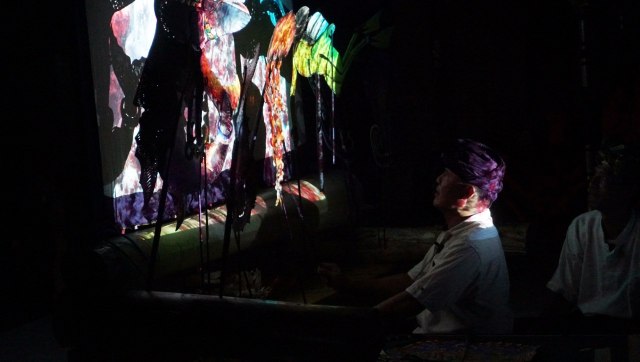 Pementasan Wayang Samudera di Balai Desa (Foto: Intan Alfitry Novian/kumparan)