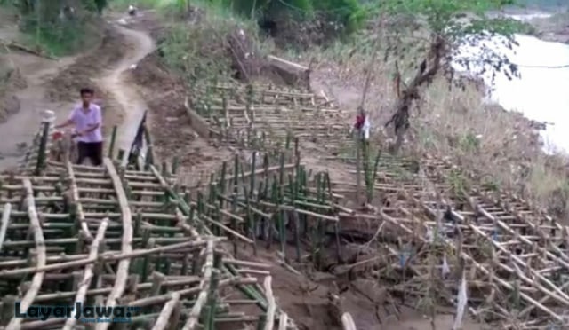 Tanggul Cisanggarung Amblas, Perbaikan Hanya Menggunakan Bambu