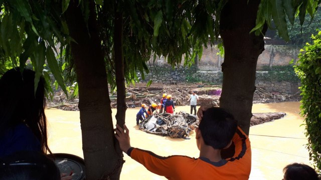 Mobil hanyut di Antapani, Bandung. (Foto: Iqbal Tawakal Lazuardi Siregar/kumparan)