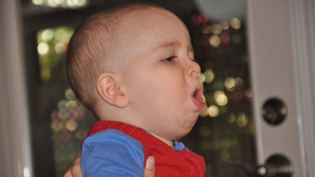 Ilustrasi anak batuk, salah satu tanda pneumonia. (Foto: Flickr/ Ryan Boren)