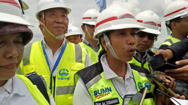 Rini Soemarno meninjau pembangunan kereta cepat (Foto: Ela Nurlaela/kumparan)