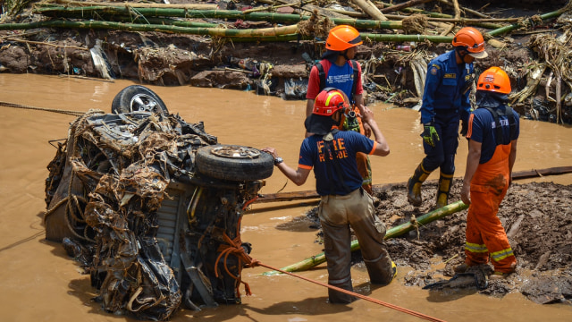 Evakuasi mobil hanyut di Bandung (Foto: ANTARA FOTO/ Raisan Al Farisi)