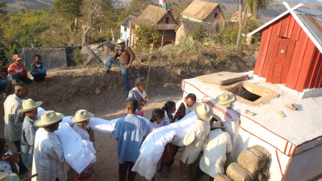 Mayat dimasukan ke kriptus (Foto: Flickr / Claudie)