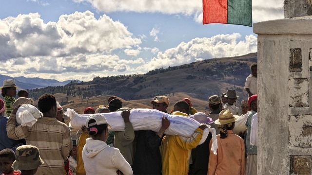 Tradisi Famadihana (Foto: Flickr / Pier Smith)