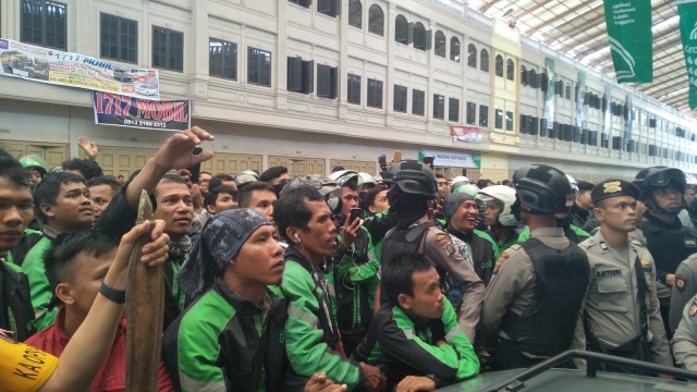 Driver ojek online serbu Kantor Grab Medan. (Foto: Ade Nurhaliza/kumparan)
