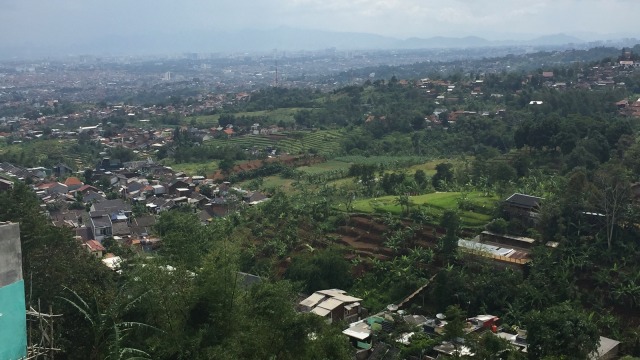 Kawasan hulu Sungai Cipamokolan, Bandung. (Foto: Iqbal Tawakal/kumparan)