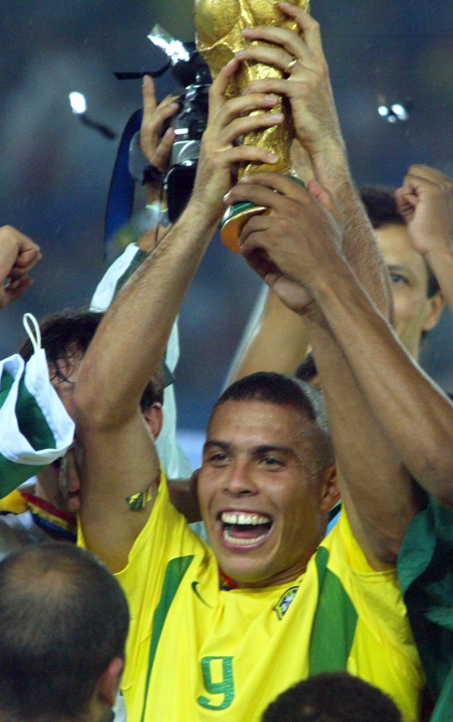 Ronaldo dan trofi Piala Dunia 2002. (Foto: Antonio Scorza/AFP)