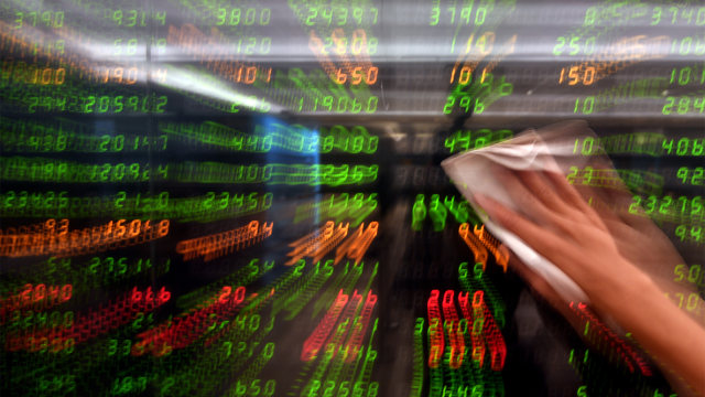 Pekerja membersihkan monitor pergerakan IHSG Foto: ANTARA FOTO/Sigid Kurniawan