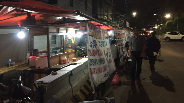 Pembatas jalan jadi meja makan di Jalan Sudirman. (Foto: Soejono Eben Ezer Saragih/kumparan)