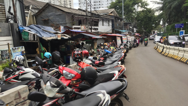Pembatas jalan jadi meja makan di Jalan Sudirman. (Foto: Soejono Eben Ezer Saragih/kumparan)