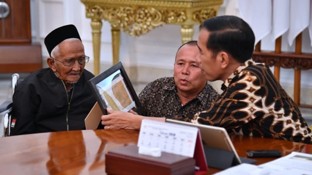 Nyak Sandang dan Jokowi di Istana. (Foto: Biro Pers Setpres)