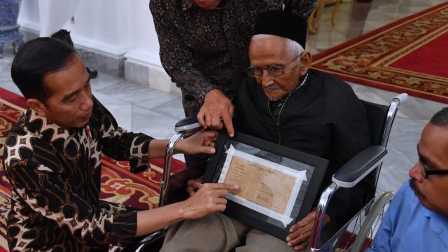 Nyak Sandang dan Jokowi di Istana. (Foto: Biro Pers Setpres)