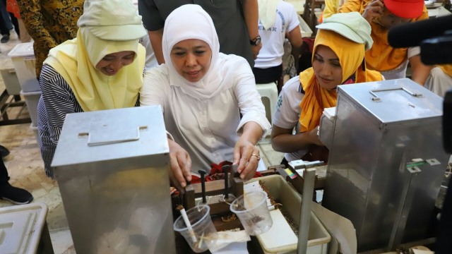 Khofifah sapa buruh rokok kretek.