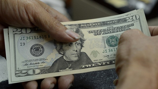 Ilustrasi mata uang Dolar. (Foto: AFP/Adek Berry)
