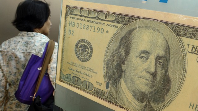 Ilustrasi mata uang Dolar. (Foto: AFP/Romeo Gacad)