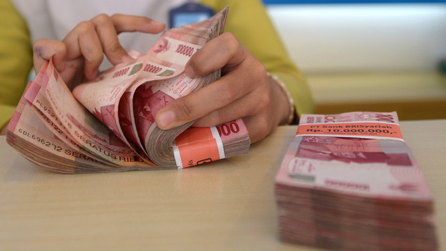 Ilustrasi menghitung mata uang Rupiah. (Foto: AFP/Adek Berry)