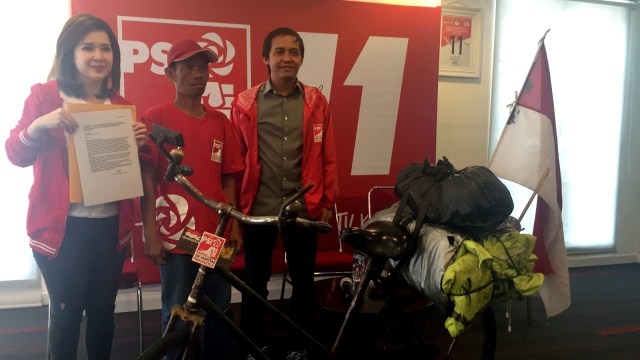 Handoko, pesepeda asal Jepara temui Ketum PSI (Foto: Soejono Eben Saragih/kumparan)