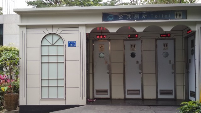Toilet umum di pinggir trotoar (Foto: Feby Dwi Sutianto/kumparan)