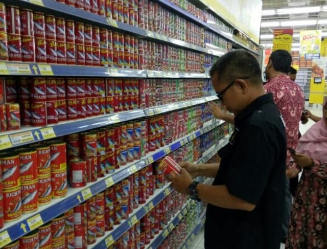 Dinkes Batanghari Provinsi Jambi Temukan Sarden Berisi Cacing di Minimarket  