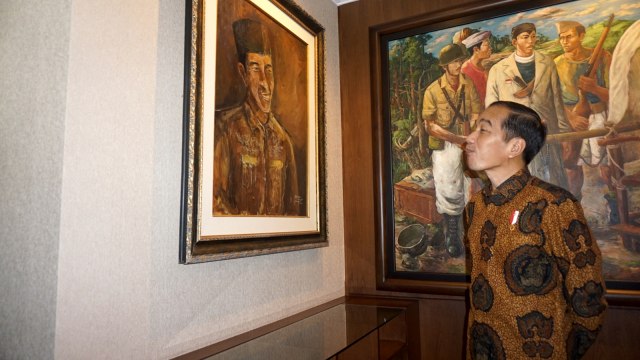 Joko Widodo dan Mensesneg tinjau lukisan. (Foto: Yudhistira Amran Saleh/kumparan)