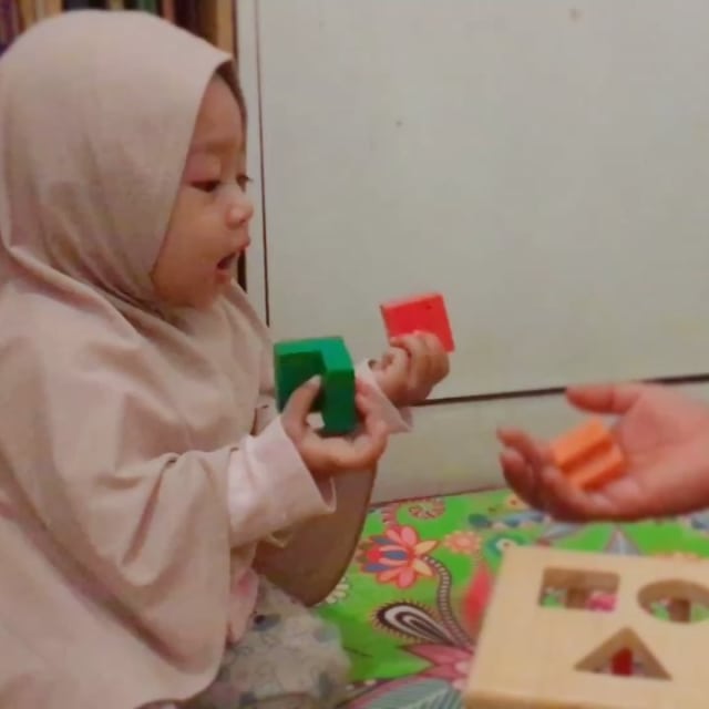 Disuruh Masukin Balok, Baby Ini Malah Geregetan Dan Bikin Gemes