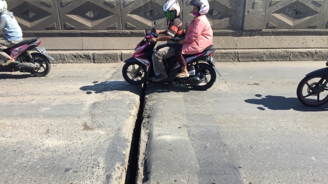 Jembatan akses Marunda renggang. (Foto: Fachrul Irwinsyah/kumparan)