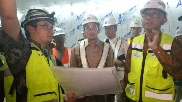 Sandiaga Uno meninjau MRT Stasiun Bundaran HI (Foto: Nabilla Fatiara/kumparan)