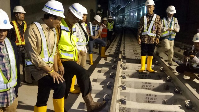 Sandiaga Uno meninjau MRT Stasiun Bundaran HI (Foto: Nabilla Fatiara/kumparan)