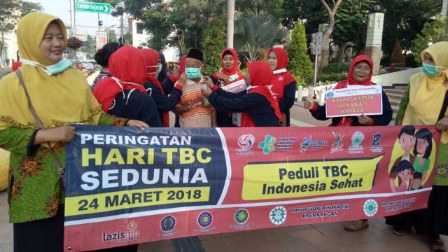 Ibu-ibu turun ke jalan peringati Hari TB Sedunia (Foto: Phaksy Sukowati/kumparan)