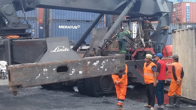 Mobil alat berat terbakar di Tanjung Priok (Foto: Dok. istimewa)
