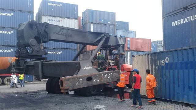 Mobil alat berat terbakar di Tanjung Priok (Foto: Dok. istimewa)