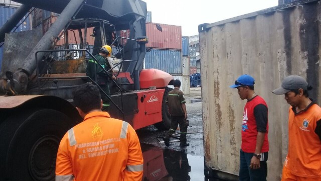 Mobil alat berat terbakar di Tanjung Priok (Foto: Dok. istimewa)