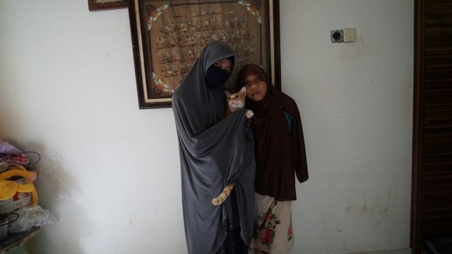 Hesti Sutrisno merawat 11 anjing dan 20 kucing (Foto: Heli  Afandi Abdullah/kumparan)