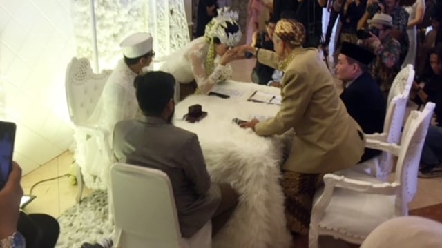 Prosesi akad nikah Poppy Sovia (Foto: Giovanni/kumparan)