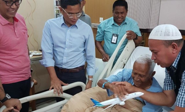 Pahala N. Mansury menjenguk Nyak Sandang (Foto: Dok. Humass Garuda Indonesia)